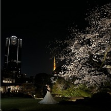 国際文化会館（International House of Japan）の画像｜夜桜と夜景をバックにアフターフォト