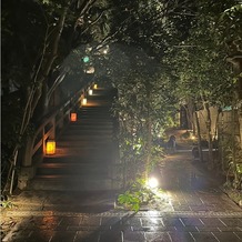 アカガネリゾート京都東山　（AKAGANE RESORT KYOTO HIGASHIYAMA）の画像｜披露宴会場までの階段
