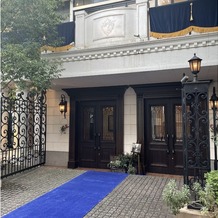 ヴィクトリアガーデン恵比寿迎賓館の画像｜ロイヤルブルーの絨毯がひかれた素敵なエントランス
