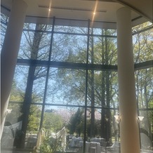 ＧＲＡＣＥ　ＧＡＲＤＥＮ　ＴＨＥ　ＡＬＢＥＬＬＡ（グレイスガーデン　アルベラ）の画像｜ウェルカムスペース、挙式場、食事会の場にもできます。大きな窓から差し込む光が暖かくて心地良いです。
