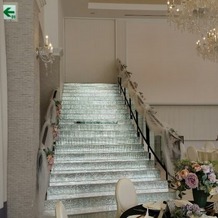 アメリーモンシュシュの画像｜お色直し階段