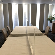 ＲＥＩＭＳ ＹＡＮＡＧＩＤＡＴＥ（ランス ヤナギダテ）の画像｜この日は顔合わせにチャペルのお部屋が使われるとのことでテーブルが設置してありました。