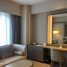 ホテル日航立川 東京の画像｜新郎新婦の控室です。自分たちのお部屋という印象があり、くつろげる空間でした。
