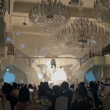 Casa　d&#39;　Angela　Aoyama（カサ・デ・アンジェラ青山）の画像｜披露宴の入場シーン
プロジェクションマッピングはとても素敵です