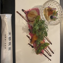 京都祝言 ＳＨＵ：ＧＥＮの画像｜ピンクのソースが目にも鮮やかな一皿です。