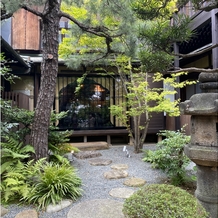京都祝言 ＳＨＵ：ＧＥＮの画像｜待合室に使われる旧三井邸のお庭です。紅葉の季節も綺麗との事です。