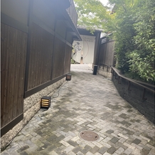 京都祝言 ＳＨＵ：ＧＥＮの画像｜敷地内に一歩入ると、喧騒を抜け石畳のエントランスが。