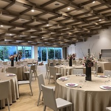 MIRAIE Wedding（ミライエ ウエディング）の画像｜広い方の披露宴会場の天井。天井のデザインが特徴的。