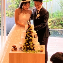 MIRAIE Wedding（ミライエ ウエディング）の画像｜披露宴会場とウェディングケーキ