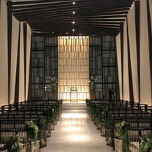 ＬＡＺＯＲ　ＧＡＲＤＥＮ　ＮＡＧＯＹＡ（ラソール　ガーデン・名古屋）の画像｜ステンドグラスのあるチャペル。天井のデザインがおしゃれ。