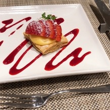ＬＡＺＯＲ　ＧＡＲＤＥＮ　ＮＡＧＯＹＡ（ラソール　ガーデン・名古屋）の画像｜デザートはパイの上に苺。パイは小さいサイズだからか、思ったより食べやすかったです。