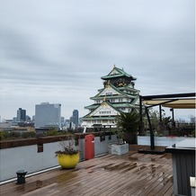 THE LANDMARK SQUARE OSAKA（ザ ランドマークスクエア オオサカ）の画像｜屋上から見える大阪城。曇天でもこの迫力。