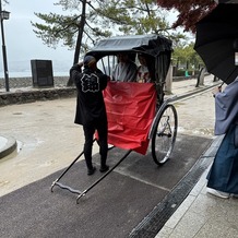 厳島神社の画像｜人力車で移動します