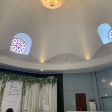 小さな結婚式　松山店の画像｜チャペル内部。ステンドグラスのある高い天井は、とても神聖な感じがしました。