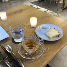 SALLY TABLE （サリィ テーブル）の画像｜シェフ手作りのフォカッチャにバスサミコ酢入りのオリーブオイルをつけて