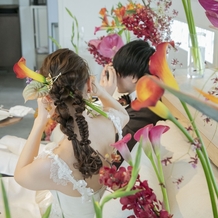 SALLY TABLE （サリィ テーブル）の画像｜会場装花に合わせて生花をかんざし風に