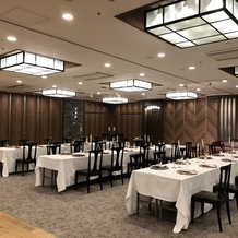 ＨＯＴＥＬ　ＴＨＥ　ＫＮＯＴ　ＹＯＫＯＨＡＭＡ（ホテル　ザ　ノット　ヨコハマ）の画像｜広い部屋だけどとってもアットホームな参列なテーブル配置