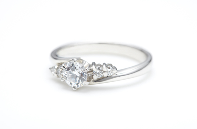 華やかな印象の婚約指輪のデザイン！メレのリング