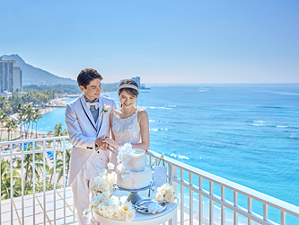 ザ・モアナチャペル:ワイキキビーチとダイヤモンドヘッドを眺められる贅沢なテラスでは、ケーキカットやゲストと祝福の乾杯を