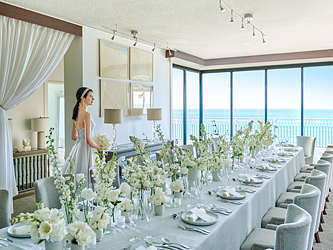 ザ・モアナチャペル:ホテルの最上階に位置するウエディング専用のパーティルーム。ハワイの絶景を一望しながら優雅な時間を