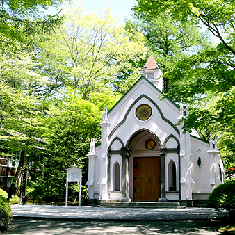 旧軽井沢礼拝堂 旧軽井沢ホテル音羽ノ森:美しい緑に囲まれた礼拝堂。背伸びせず、ふたりらしい一日を過ごすことができる
