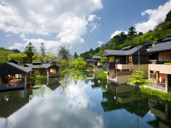 軽井沢高原教会：“もうひとつの日本”がテーマの谷の集落を舞台にした、特別な和のステイウエディングを