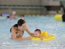 星野リゾート　リゾナーレ八ヶ岳：波のでる屋内プールも人気。子ども用品の貸し出しも充実しているので安心