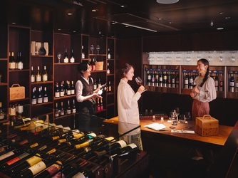 星野リゾート　リゾナーレ八ヶ岳：山梨・長野のワインを少量ずつテイスティングできるワインショップ「YATSUGATAKE Wine house」