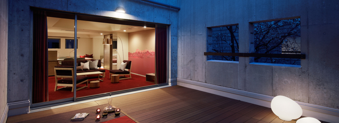 星野リゾート　リゾナーレ八ヶ岳：「2階レジデンステラス付」の客室はガーデンパーティ会場の真上に位置するステイルーム。広々とした部屋でゆったりと支度ができる