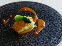 軽井沢プリンスホテル　フォレスターナ軽井沢：ズワイ蟹と野菜のヴェールをまとった真鯛のポワレ 幸せの黄色いサフランソース
