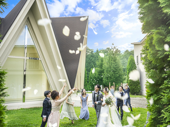 軽井沢プリンスホテル　フォレスターナ軽井沢：軽井沢の自然に不思議と調和する独特な造りの「風の教会」は計算されつくした採光が訪れた人を魅了する