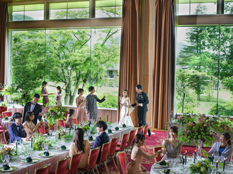軽井沢プリンスホテル　フォレスターナ軽井沢：着席最大120名。たくさんのゲストと軽井沢の自然に囲まれた華やかなパーティーを