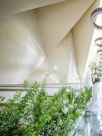 軽井沢プリンスホテル　フォレスターナ軽井沢：永遠を表すリングは結婚指輪のモチーフ。あたたかな自然光に包まれながら祝福を受けよう。