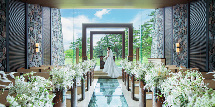 軽井沢プリンスホテル　フォレスターナ軽井沢：祭壇の向こうは開放感抜群の世界が広がり、非日常感をたっぷり味わえる。