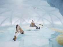 星野リゾート　トマム 水の教会：アイスビレッジに建つ「氷のホテル」。氷でできたベッドやソファに囲まれて氷の世界をお楽しみください