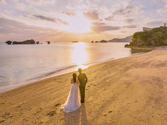 アイネス　ヴィラノッツェ　沖縄／クチュールナオコウエディング：チャペルの目の前には美しいビーチ