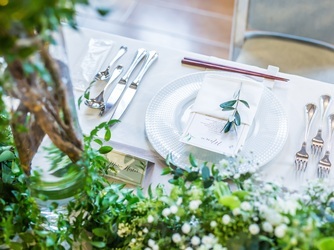ローズガーデンクライスト教会：ナチュラルなテーブルセットは花嫁様に人気
