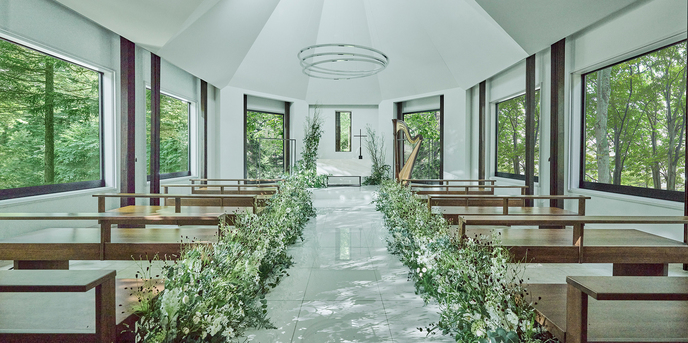 KYUKARUIZAWA KIKYO, Curio Collection by Hilton（元 旧軽井沢ホテル）：大理石のバージンロードが美しく白と木目を基調とした自然を活かす解放感のある空間。