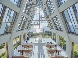 ザ・ギノザリゾート　美らの教会／アールイズ・ウエディング：琉球ガラスが輝くシャンデリアに光を注ぐのは、それぞれ異なる形をしたガラスの天窓。