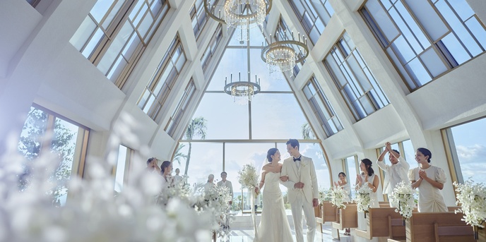 ザ・ギノザリゾート　美らの教会／アールイズ・ウエディング：チャペルに降り注ぐあたたかな陽の光を感じながら、沖縄らしい自然溢れる結婚式を。