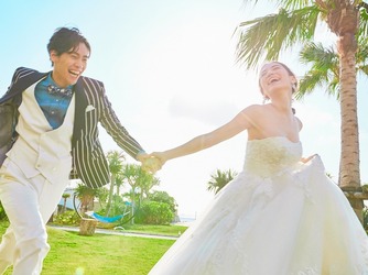 アートグレイス　オーシャンフロントガーデンチャペル　沖縄：かしこまったポーズだけではなく、いつもの雰囲気の構図が人気
