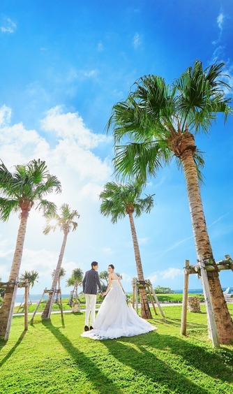 アートグレイス　オーシャンフロントガーデンチャペル　沖縄：リゾートならではのヤシの木や豊かな緑は特別な1日をより鮮やかに
