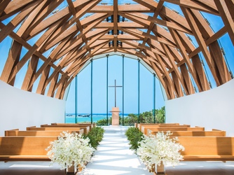 瀬良垣島教会／アールイズ・ウエディング：「つながり」をイメージしてデザインされた木組み調のあたたかなチャペル。