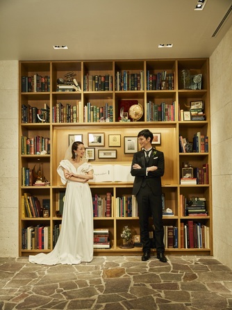 瀬良垣島教会／アールイズ・ウエディング：結婚式を控えたふたりを迎えるために、ホテル内に専用のウエディングサロンをご用意。
