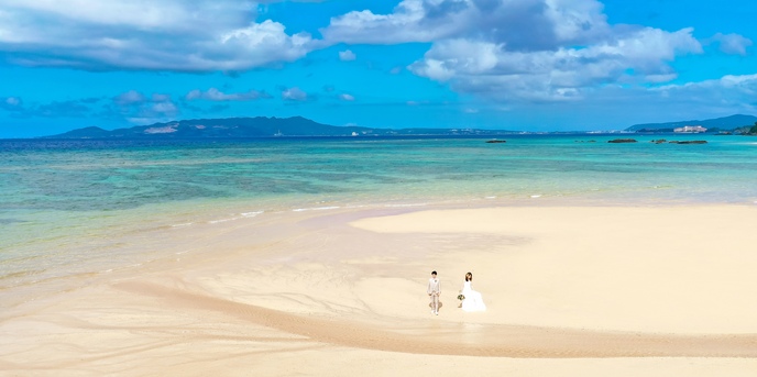 瀬良垣島教会／アールイズ・ウエディング：沖縄本島の中でも透明度が高く美しい、秘密のビーチヘご案内。