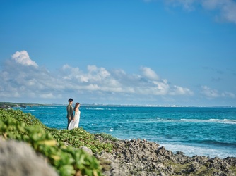 宮古島チャペル／アールイズ・ウエディング：青い空・海、豊かな自然。沖縄の魅力を余すことなく堪能できます。