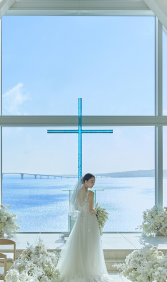 宮古島チャペル／アールイズ・ウエディング：祭壇には宮古ブルーの十字架が輝き、上質な誓いの空間を演出。