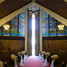 ホノルル・コミュニティ教会：ステンドグラスの光を独占し、ゆったりと心温まる挙式を