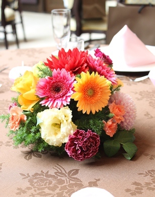 鮮やかな色の卓上装花