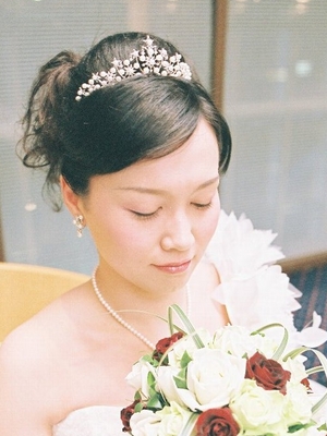 ティアラの花嫁ヘアスタイルカタログ画像一覧 ゼクシィｎｅｔで結婚式 ウエディング ブライダルのヘアスタイル 髪型 探し